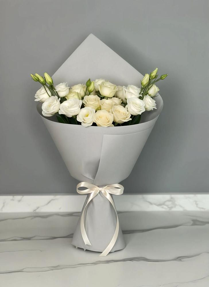 Букет цветов из: Розы и Лизиантусы в Миатли