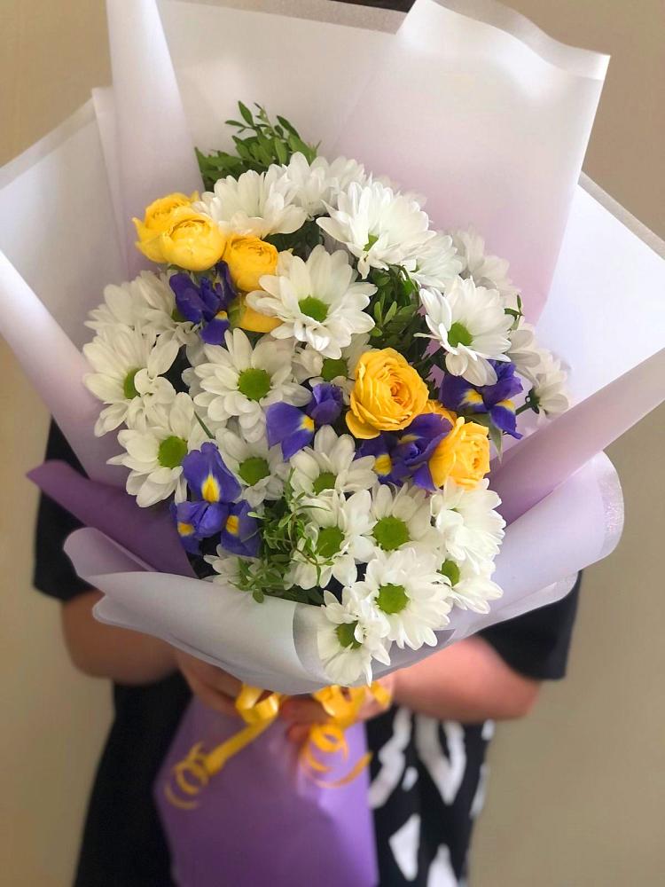 Букет цветов из: Ирисы, Хризантемы и Розы в Миатли