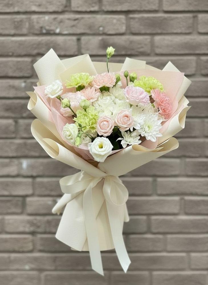 Букет цветов из: Гвоздики, Розы, Лизиантусы и Хризантемы в Миатли