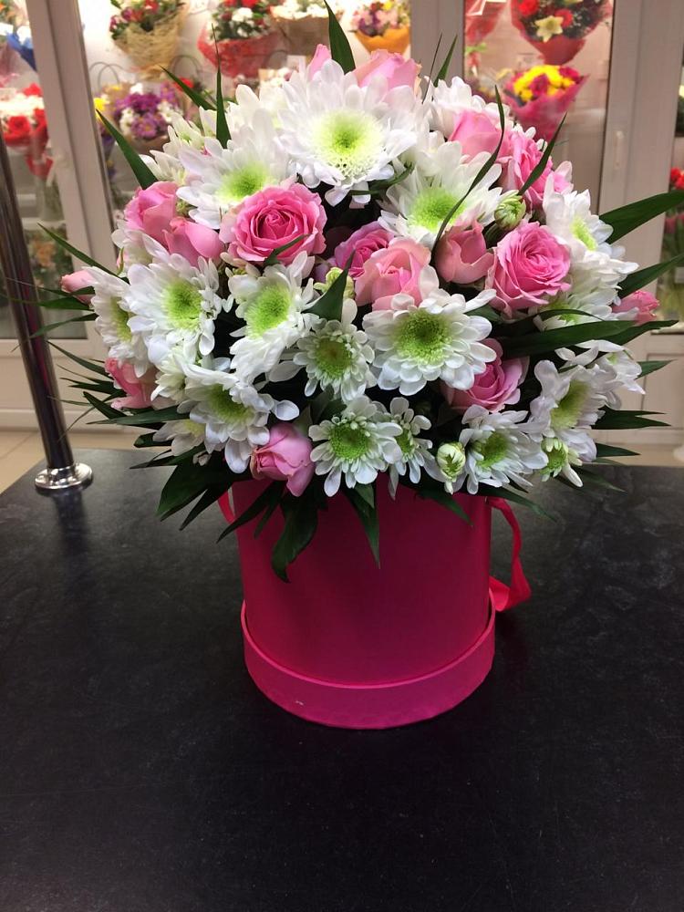 Цветочная композиция из Розы и Хризантемы в шляпной коробке в Миатли