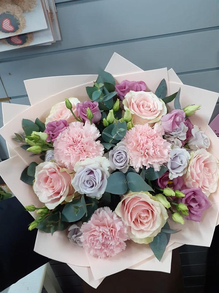 Букет цветов из: Розы, Гвоздики и Лизиантусы в Миатли