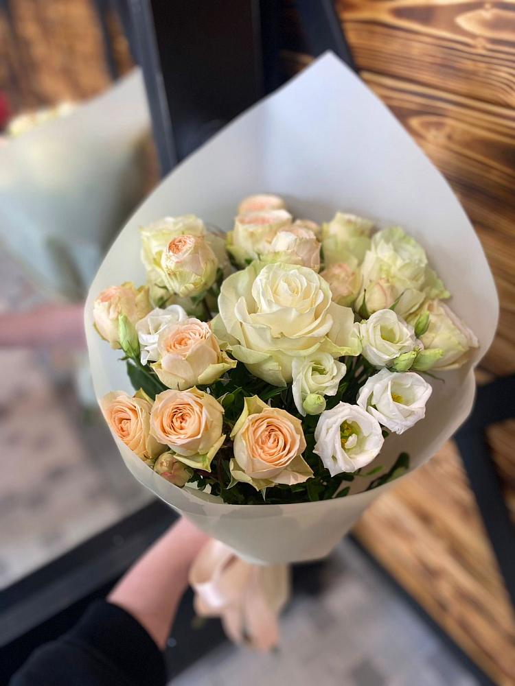 Букет цветов из: Розы и Лизиантусы в Миатли